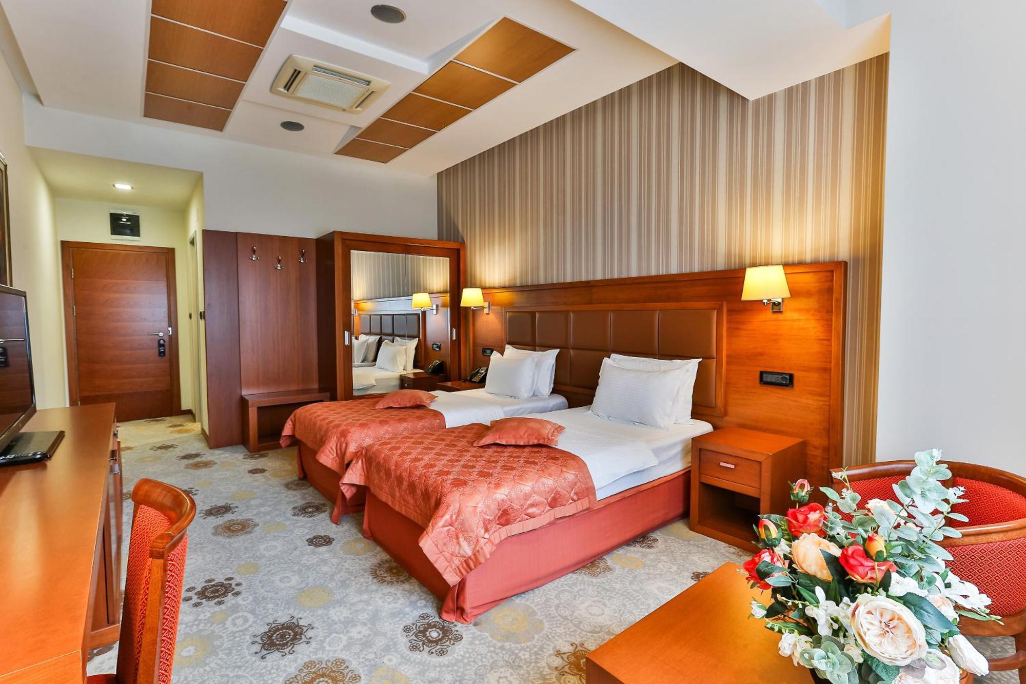 Kings Park Hotel Podgorica Ngoại thất bức ảnh